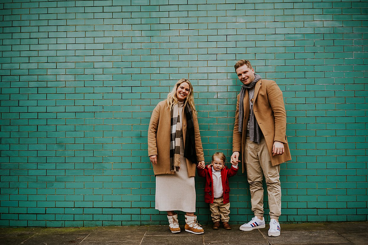 outdoor mini photo shoots in london family by green wall