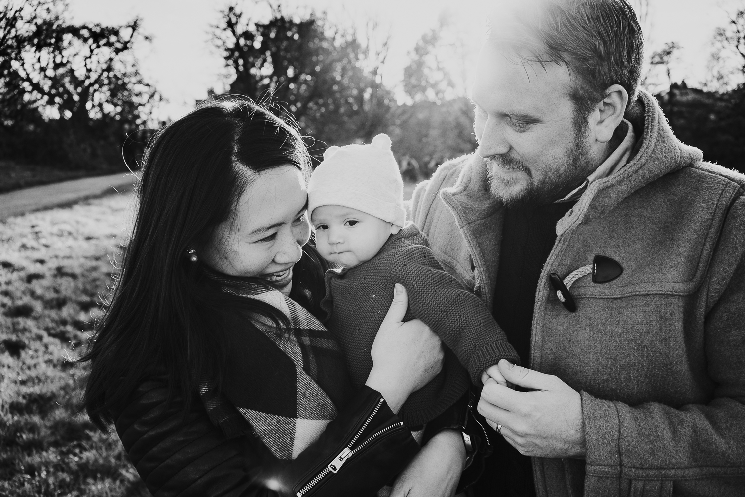 SPRING MINI PHOTO SESSIONS BLACK AND WHITE SHOT OF FAMILY AT HAMPSTEAD HEATH